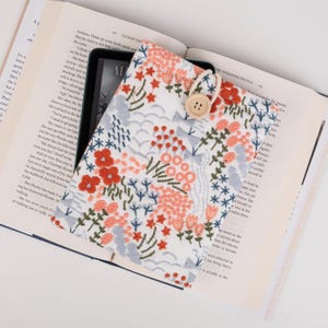 Red Small Garden Embroidered Kindle Sleeve, Padded E-Reader Cover, Kindle Paperwhite 7&#39;&#39; Sleeve, Kindle Scribe 10.2&#39;&#39; Cover, Book Lover Gift