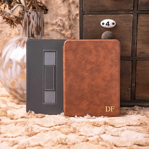 Funda de cuero marrón personalizada para Kindle, funda para Paperwhite de 12.ª generación con correa para la muñeca, regalo.