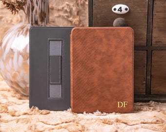 Personligt brunt läderfodral till Kindle, Paperwhite 12:e generationens fodral med handledsrem, present.