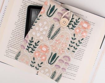 Funda para Kindle con bordado floral susurrante, adecuada para el modelo Kindle Paperwhite de 7 pulgadas. Es un regalo ideal para los amantes de los libros.