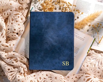 Personalized blue leather iPad case (with Apple Pencil storage slot), compatible with iPad 9/8, iPad Mini 5/6, perfect as a gift.