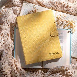 Funda de piel amarilla para iPad compatible con iPad Pro 2025/22/21, Air 5/4/3, iPad Pro 11/13 con portalápices