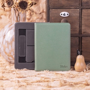 Grönt veganskt läderfodral för Kindle med rem och stativ: Personligt fodral