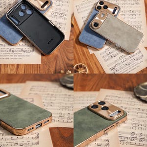 Op de afbeelding: Smartphonehoesjes in verschillende kleuren, waaronder blauw, grijs en groen. De hoesjes hebben goudkleurige accenten en een textuurafwerking. Ze worden gepresenteerd op een achtergrond van vintage bladmuziek.