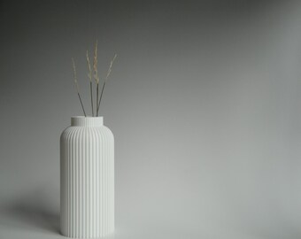 Die minimalistische Vase : Eine 3D-gedruckte, glatte, matte Vase mit klaren Linien und einer schlanken Silhouette, ideal für eine moderne oder altmodische Dekoration.