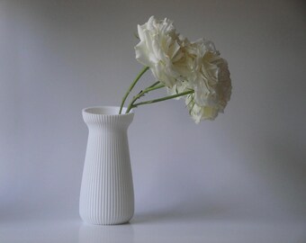 Die Flair-Vase : zeichnet sich durch elegante Rillen und ein einzigartiges ausgestelltes Oberteil aus, das sich perfekt als Dekorationsstück oder zur Präsentation von Blüten eignet, 3D-gedruckt in Los Angeles.