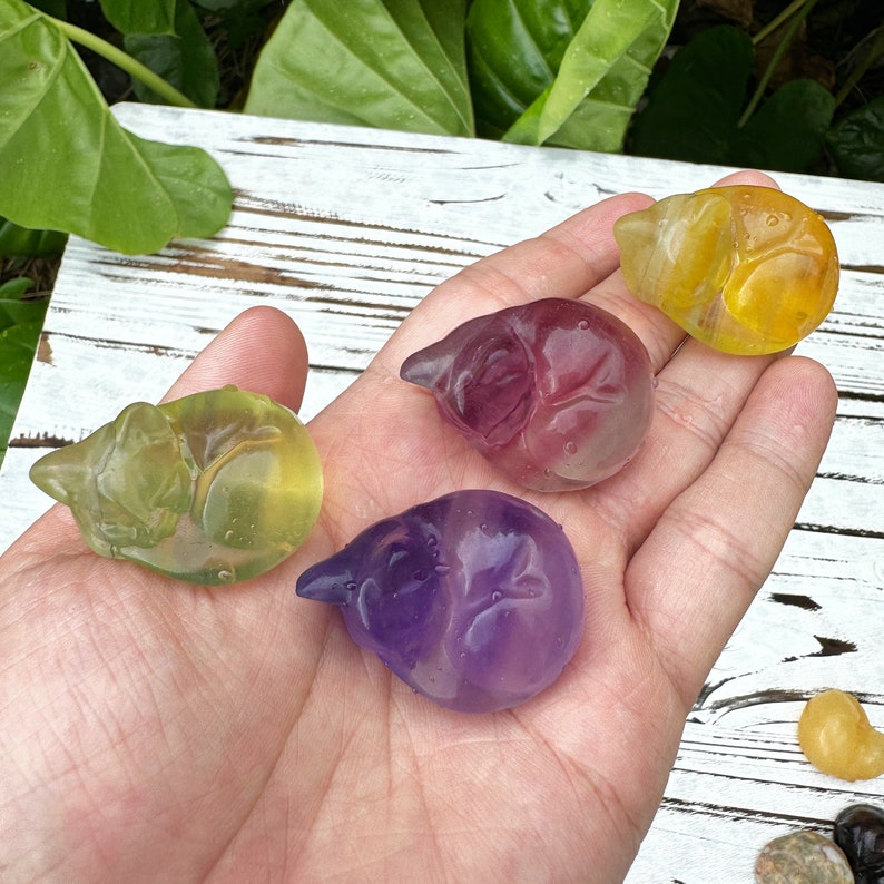 Pu&ograve; includere: Quattro figurine di gatto che dormono in vetro trasparente con diverse sfumature di colore. I gatti sono in varie tonalit&agrave; di giallo, viola, rosa e verde.