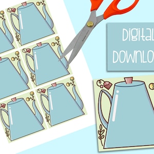 Puede incluir: Seis pegatinas digitales imprimibles con una tetera azul claro con asa y pico marrones. Cada pegatina tiene un fondo amarillo claro con detalles florales marrones.