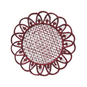Puede incluir: Un tapete circular de color burdeos con un intrincado diseño calado. El centro presenta un patrón geométrico de triángulos interconectados, mientras que el borde exterior tiene un borde festoneado en forma de flor. El tapete está hecho de material tejido.