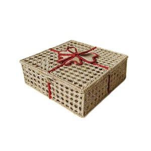 Caja de Iraca con lazo rojo