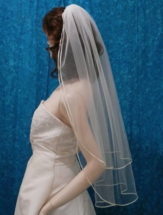 2 Tier Classic Cut Bridal Wedding Veil Fingertip Length  display picture 1