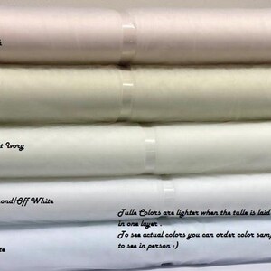 K&ouml;nnte beinhalten: Rollen aus T&uuml;llstoff in den Farben Blush, Ivory, Light Ivory, Diamond/Off White und Wei&szlig;. Der Text weist darauf hin, dass die Farben heller erscheinen, wenn der T&uuml;ll ausgebreitet wird. Ideal f&uuml;r Bastelprojekte.