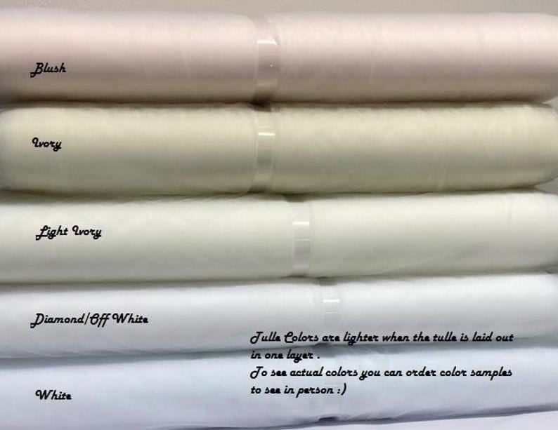 K&ouml;nnte beinhalten: Rollen aus T&uuml;llstoff in den Farben Blush, Ivory, Light Ivory, Diamond/Off White und Wei&szlig;. Der Text weist darauf hin, dass die Farben heller erscheinen, wenn der T&uuml;ll ausgebreitet wird. Ideal f&uuml;r Bastelprojekte.