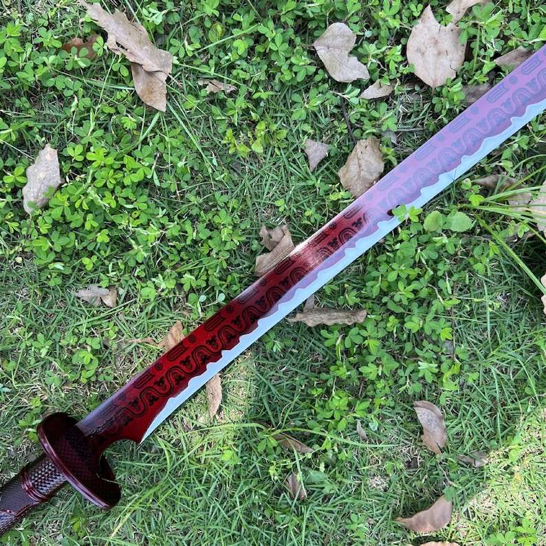 Peut inclure: Une &eacute;p&eacute;e avec une lame rouge fonc&eacute; orn&eacute;e d'un motif g&eacute;om&eacute;trique r&eacute;p&eacute;titif sombre sur toute sa longueur. La lame pr&eacute;sente un bord dentel&eacute; et une finition m&eacute;tallique. Une garde circulaire rouge fonc&eacute; relie la lame &agrave; un manche cylindrique textur&eacute;.