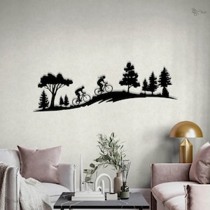 Decorazione murale in metallo con mountain bike, cartello con scena di ciclismo nella foresta, decorazione murale con scena naturale per motociclisti, parete con coppia di motociclisti, decorazione murale con bici, decorazione per ciclisti
