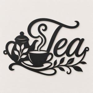 以下が含まれることがあります： 筆記体でTeaと書かれた黒い金属製のウォールアート。ティーポットと湯気の立つティーカップのシルエットが添えられています。デザインには装飾的な葉のモチーフが含まれており、両端には小さな円形の取り付け穴があります。