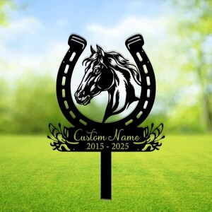 Könnte beinhalten: Schwarze Metallsilhouette eines Pferdekopfes in einem Hufeisen mit floralen Akzenten und dem Text "Custom Name 2015 - 2025".