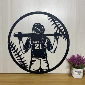 Arte de pared de metal de béisbol para niña personalizado, letrero con nombre de jugador de softbol personalizado, decoración de guardería para niños amantes del béisbol, letrero de softbol, regalo para hija