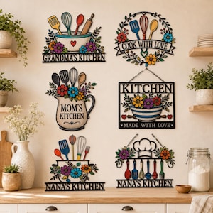 Väggdekoration i Nana's Kitchen, färgglad metallskylt med blommor, kockmössa och lantlig köksstil