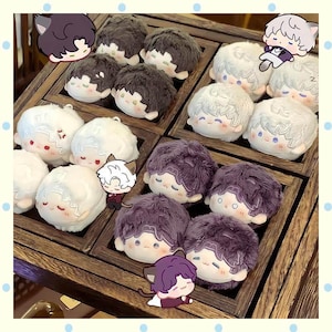 Könnte beinhalten: Eine Sammlung von Plüschpuppen mit Gesichtern von Anime-Charakteren und flauschigem Haar in verschiedenen Farben, darunter Weiß, Braun und Lila. Die Puppen sind in Holzkisten angeordnet, mit Aufklebern von Zeichentrickfiguren.