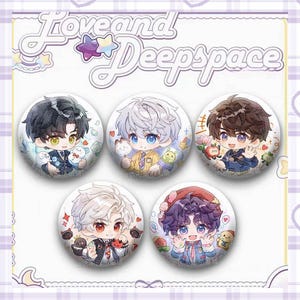 Peut inclure: Cinq badges ronds représentant des personnages de style anime avec de grands yeux et des tenues colorées. Chaque bouton a un design de personnage différent. Le texte "Love and Deepspace" est en haut.