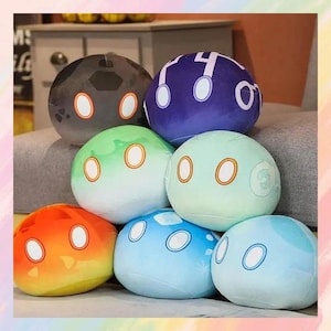 Puede incluir: Colección de peluches esféricos de varios colores, incluyendo naranja, azul, verde y morado. Cada peluche tiene un diseño único con ojos grandes y circulares y un patrón distintivo, creando una estética lúdica y caprichosa.