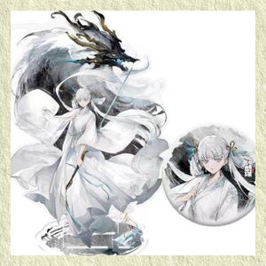 Puede incluir: Ilustración de una figura con túnica blanca y pelo largo blanco, sosteniendo un báculo y un dragón. También se muestra un pin circular con la misma figura. La obra tiene una temática fantástica.