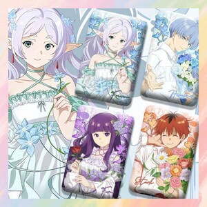 Peut inclure: Quatre images carrées de style anime mettant en scène des personnages avec des accents floraux. Les personnages ont différentes couleurs de cheveux, dont le lavande, le bleu et le rouge. Chaque image présente un personnage différent tenant des fleurs ou entouré de motifs floraux.