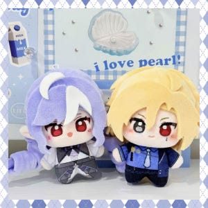 Peut inclure: Deux poupées en peluche avec des caractéristiques de style anime. L'une a des cheveux lavande et une tenue noire et blanche, l'autre a des cheveux blonds et une tenue bleue. Le fond comprend le texte "i love pearl!" et un motif de perle.
