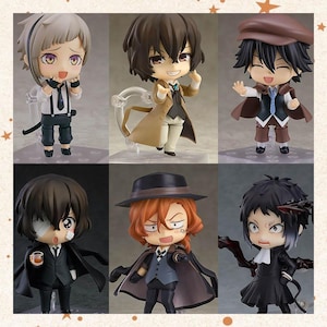 Puede incluir: Seis figuras de estilo anime con rasgos exagerados. Las figuras tienen varios colores de pelo, atuendos y accesorios, incluyendo abrigos, sombreros y armas. Las figuras están sobre bases transparentes.