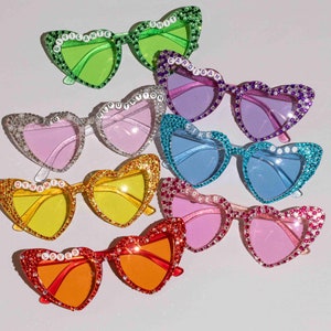 Party Favors, personalisierte herzförmige Sonnenbrille, Junggesellinnenabschied Brautdusche Zubehör, personalisierte Sonnenbrille, Party Sonnenbrille, Geschenk