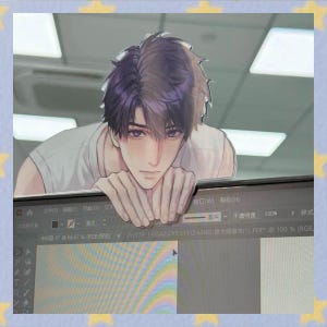 以下が含まれることがあります： 二色の髪の毛をした人物がコンピューターに寄りかかっているアニメスタイルのイラスト。その人物は紫色の目をし、白いシャツを着ています。画面にはデザインプログラムのインターフェースが表示されています。