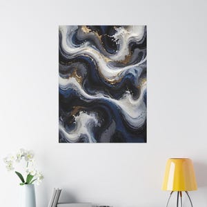 Peut inclure: Toile d'art abstraite avec un motif tourbillonnant dans les tons de bleu marine, blanc, gris et or. L'œuvre d'art a un aspect texturé, avec les couleurs se mélangeant et se chevauchant pour créer une composition dynamique. La toile est rectangulaire et montée sur un mur blanc.