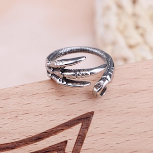 Elegant Dragon Claw Crochet Ring, Yarn Tension Ring, Tension Ring For Knitting, Crochet Ring Holder, Gift For Yarn Lover