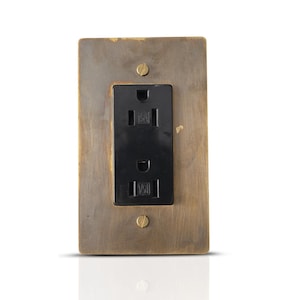 Olackerad mässingsuttagsskydd med enkel dekoration – 15 Amp