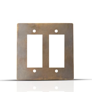 Può includere: Una piastra a muro doppia in ottone antico con due tagli rettangolari per interruttori o prese elettriche.