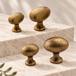 Pomelli per mobili in ottone anticato, lisci o anticati, a forma di uovo.