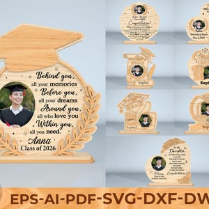 Puede incluir: Marcos de fotos de graduación de madera en varios diseños. Un marco presenta una foto de una graduada con el texto "Detrás de ti, todos tus recuerdos...Anna, Clase de 2026." Otros marcos incluyen fotos y mensajes de felicitación.