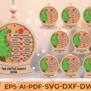 Può includere: Ornamento natalizio in legno con un albero di Natale verde, un bastoncino di zucchero rosso e bianco e un palo indicatore con nomi. L'ornamento rotondo presenta il testo "MERRY CHRISTMAS" e "THE SMITHS FAMILY 2026".
