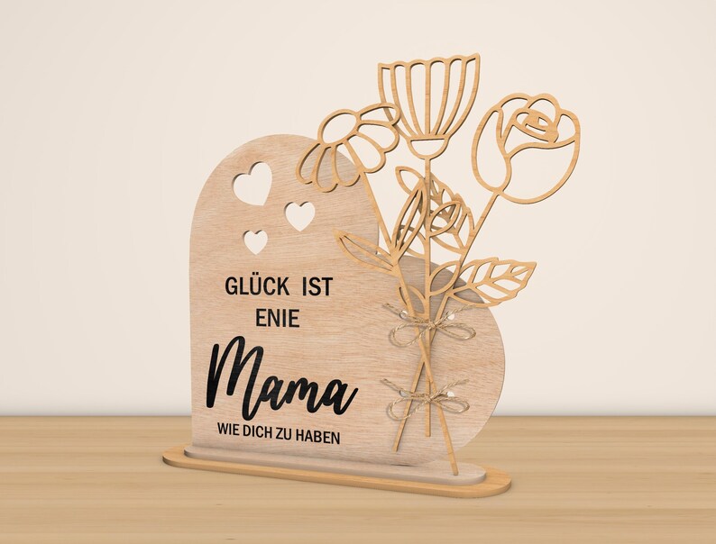 May include: Wooden sign with a heart shape and a bouquet of flowers. The sign reads "Gl&uuml;ck ist eine Mama wie dich zu haben" which translates to "Happiness is having a mom like you".