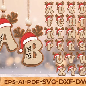 Könnte beinhalten: Weihnachtsschmuck aus Holz in Buchstabenform, jeweils mit rotem Weihnachtsmannhut und Rentiergeweih verziert. Die Buchstaben "A" und "B" sind mit Namen personalisiert. Das komplette Alphabet wird angezeigt, ideal für Weihnachtsdekorationen.