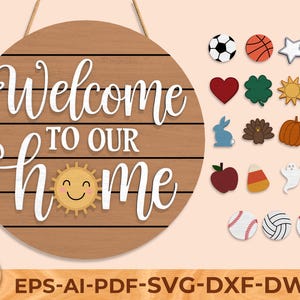 Puede incluir: Un letrero redondo de madera con las palabras "Welcome to Our Home" en escritura blanca. Un gráfico de sol sonriente está debajo del texto. El letrero incluye varios recortes temáticos de temporada y deportivos, como un balón de fútbol americano, una calabaza y una pelota de béisbol.