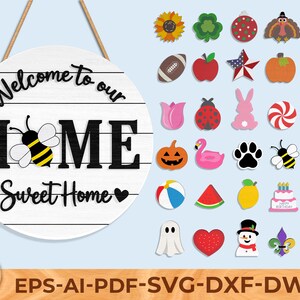 Puede incluir: Un letrero redondo de madera blanca con el texto "Welcome to our HOME Sweet Home" y un gráfico de abeja. La imagen también incluye varios recortes coloridos de formas temáticas de temporada y festivas, como una calabaza, un balón de fútbol americano y un hombre de jengibre.