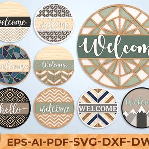 Op de afbeelding: Een verzameling ronde houten welkomstborden met verschillende ontwerpen. Sommige borden hebben geometrische patronen, terwijl andere het woord "welcome" in cursief weergeven. De borden zijn in bruin, wit, blauw en groen.