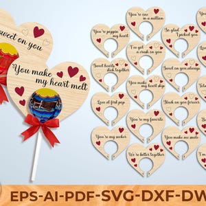 Könnte beinhalten: Holzherzförmige Valentinstagsdekorationen mit Sätzen wie „Ich bin süß auf dich“ und „Du bringst mein Herz zum Schmelzen“. Das Bild zeigt auch Lollis und rote Schleifen. Zusätzliche herzförmige Ausschnitte mit romantischen Sprüchen sind enthalten.