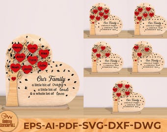 Könnte beinhalten: Ein herzförmiges Schild aus Holz mit einem Baum und roten Herzen, mit dem Text "Our Family. A little bit of crazy, a little bit of loud & a whole lot of love."  Das Schild ist ein DIY-Bastelprojekt und kann mit Namen personalisiert werden.