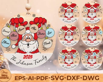 Puede incluir: Adorno navideño de madera con diseño de Papá Noel sosteniendo adornos con nombres familiares. El adorno incluye el texto "2025" y "The Johnson Family". Adecuado para decoración navideña personalizada.