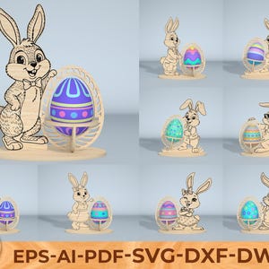 Op de afbeelding: Houten paasdecoraties met een konijn en een eivormige standaard. Het konijn houdt een versierd ei vast. De afbeelding toont verschillende konijnontwerpen met paaseieren. De onderkant van de afbeelding bevat de tekst "EPS-AI-PDF-SVG-DXF-DWG".