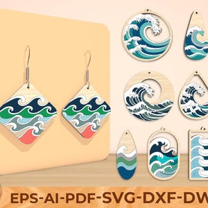 Può includere: Orecchini e ciondoli in legno a tema onde in varie forme, tra cui diamante, cerchio e goccia. I disegni presentano onde oceaniche nei toni del blu, verde e bianco. Il testo "EPS-AI-PDF-SVG-DXF-DWG" è visibile.