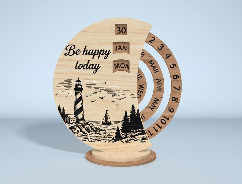 Puede incluir: Calendario perpetuo de madera con dise&ntilde;o de faro y velero. El calendario muestra la fecha, el mes y el d&iacute;a, con el texto "Be happy today". El calendario es de madera clara y tiene una base redonda.